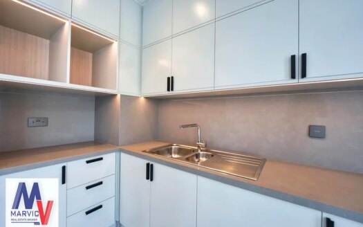 Single Row/Spacious/Vacant