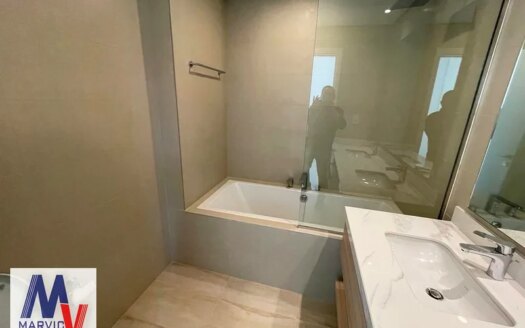 Corner Unit/Single Row/Park View